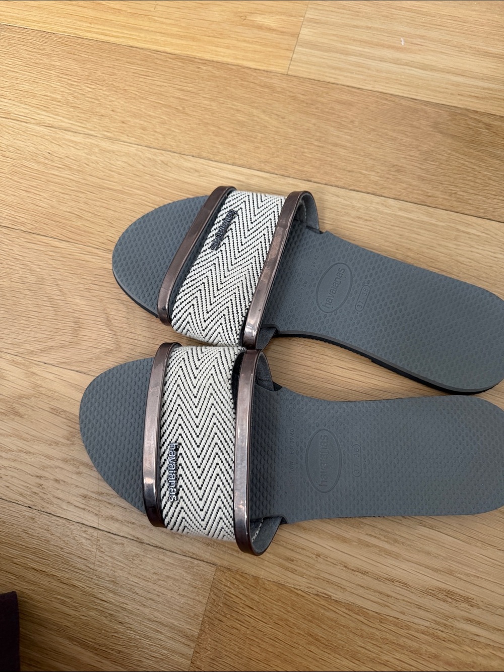 Havaianas Women’s Gray Slide Sandals with Patterned Strap